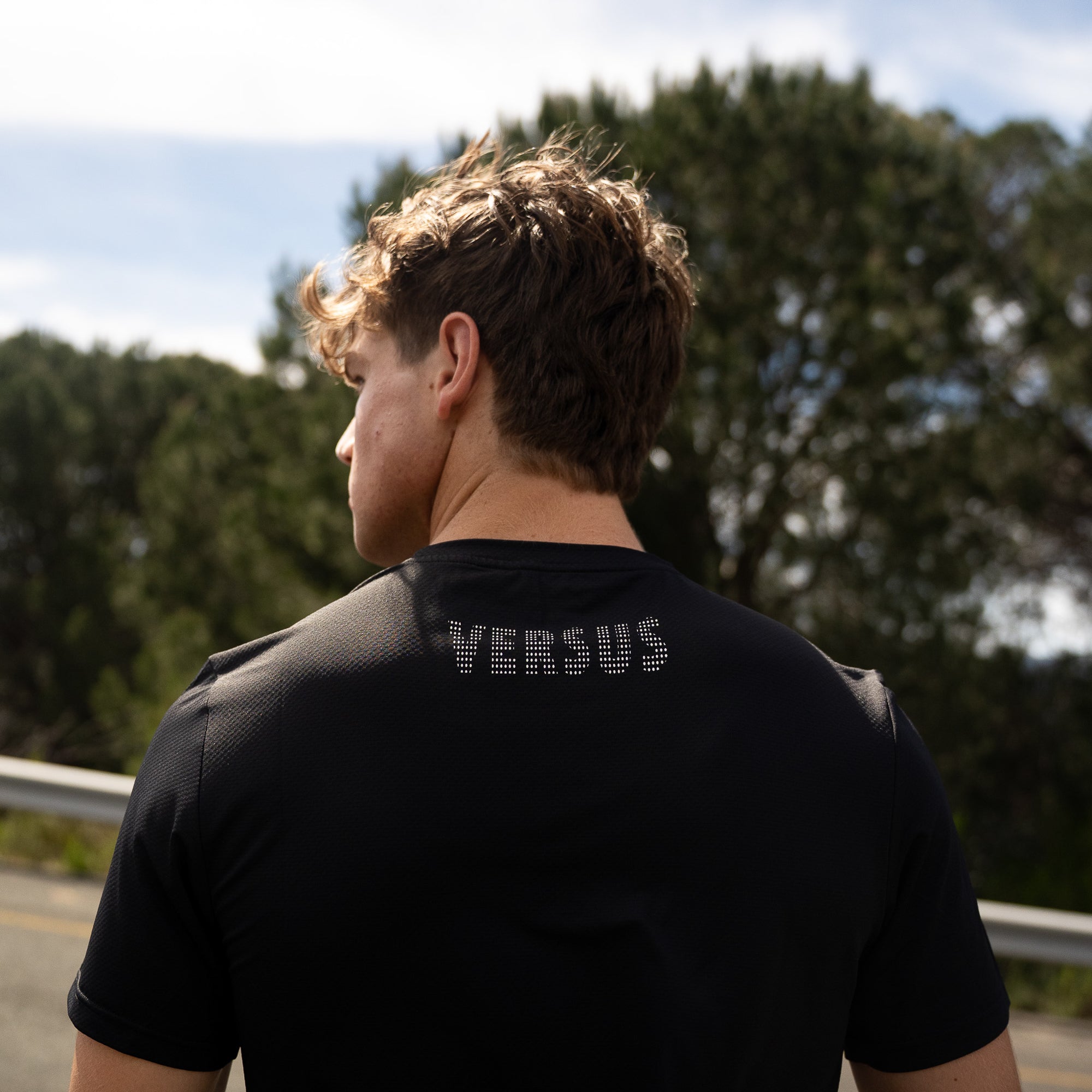 VERSUS - VERSUS  ブラックTシャツ  oo154 Versus Team Collection Running Shirt Mens – Versus Socks